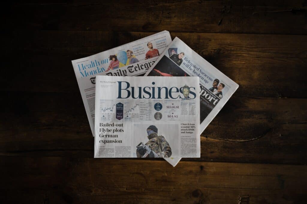 Illustration af above the fold i form af en virkelig avis